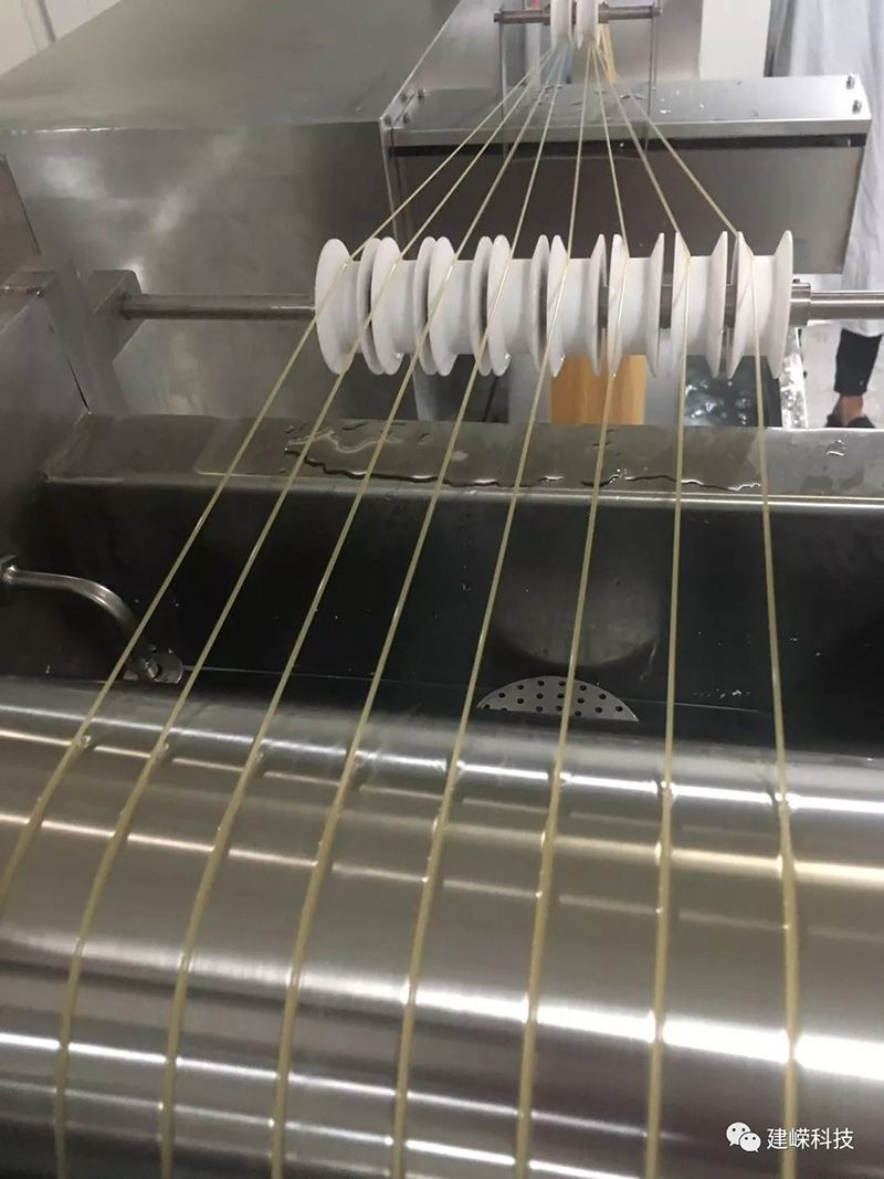 客戶現(xiàn)場(chǎng)紡絲驗(yàn)收，開機(jī)紡絲一氣呵成